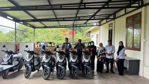 Penyerahan motor Dinas kepada Kasi Kesra, Dusun dann BPD Desa Sepaso Barat
